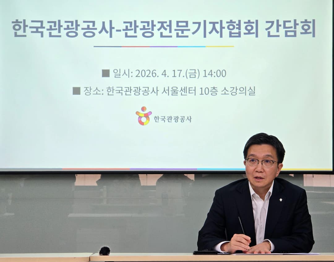 관광전문언론사의 질의에 응답하며 세부 전략을 설명하는 박성혁 사장