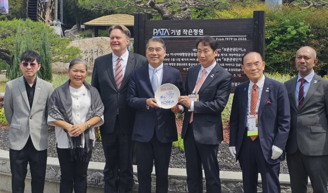 당선 후 포즈를 취하는 오창희 신임 PATA 회장