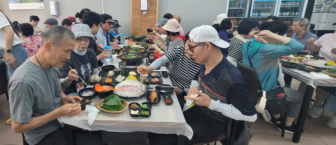 속초해수욕장에서 파도를 체험하는 참가자들