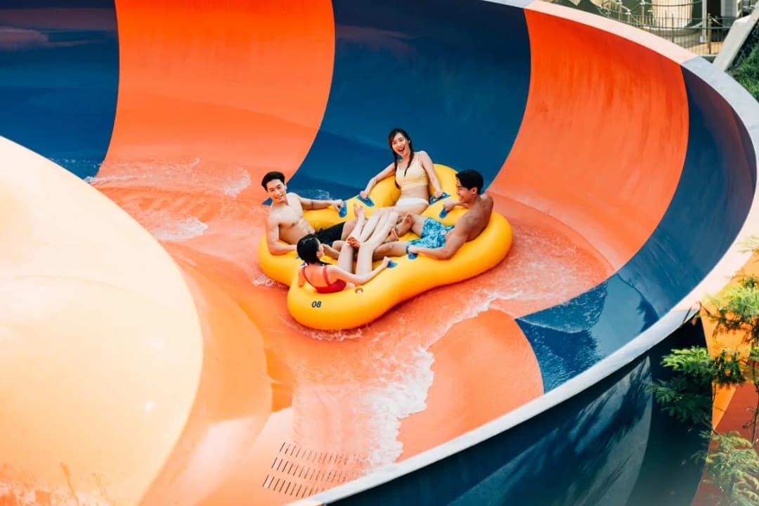 여름 밤의 열기를 더하는 워터월드 야간 엔터테인먼트