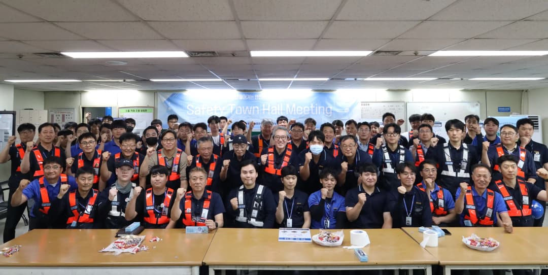 ‘Safety Town Hall Meeting’에 참석한 한국공항 이수근 사장(가운뎃줄 왼쪽에서 일곱번째)을 비롯한 임직원들이 기념사진을 찍고 있다.