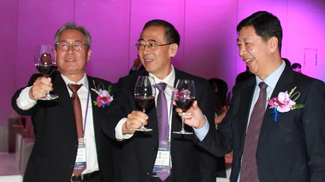 지방 관광 활성화 상품을 소개하는 한국 지자체 관계자