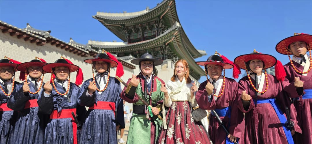 시민과 관광객의 눈길을 끈 광화문 진상행렬