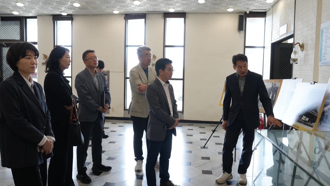 한국관광공사 박성혁 사장과 직원들이 육부촌 건물 시찰